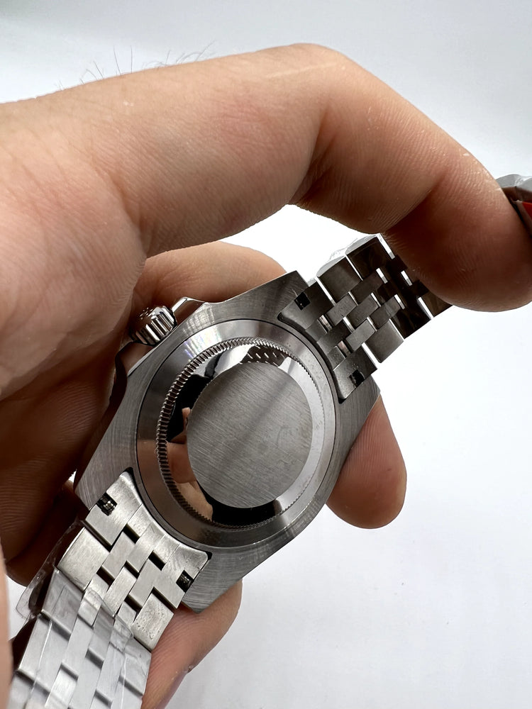 Caixa de aço do relógio Rolex com coroa e pulseira metálica