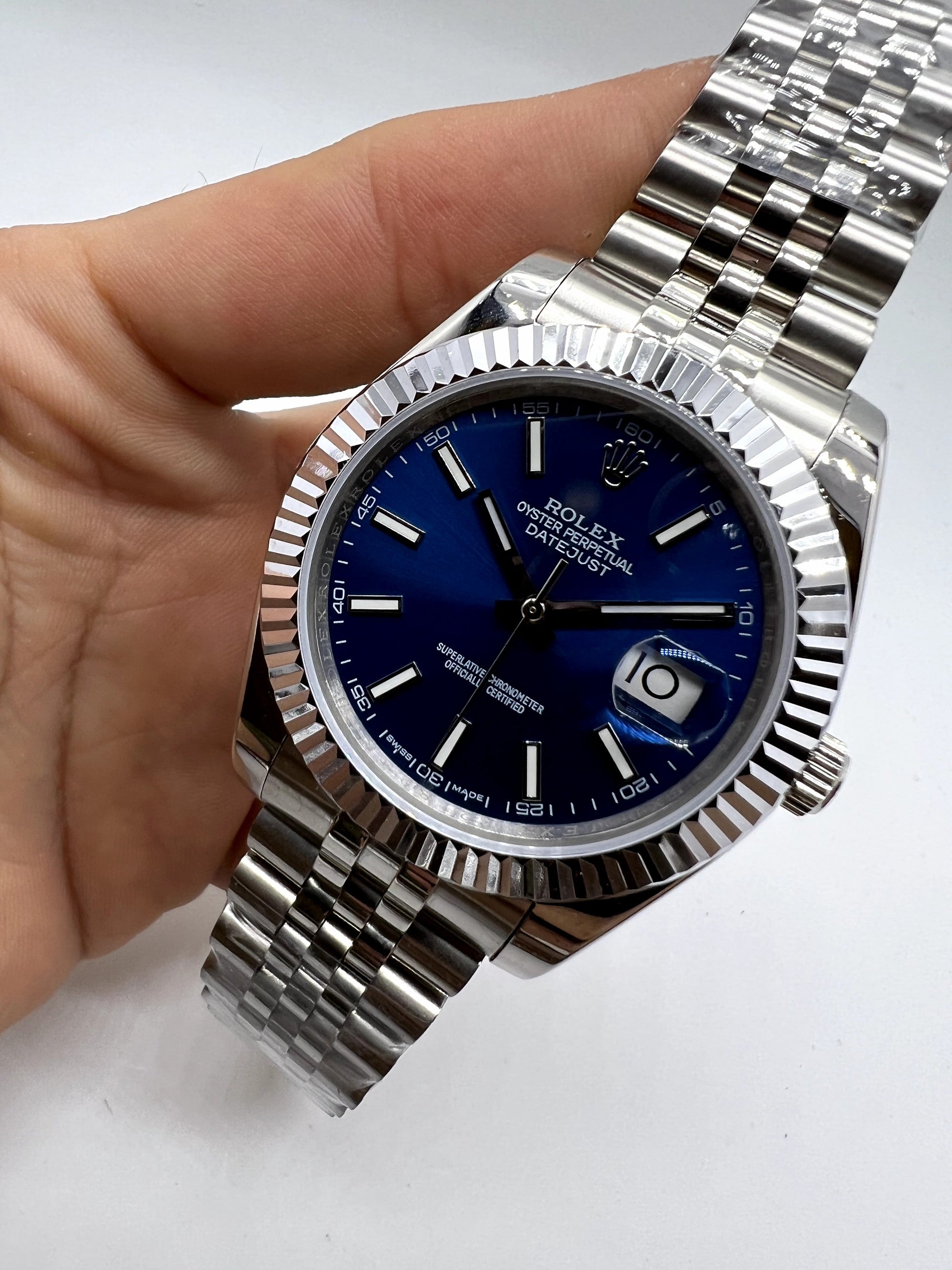 Relógio Rolex Date Just azul com moldura canelada e data, pulseira jubilee prateada