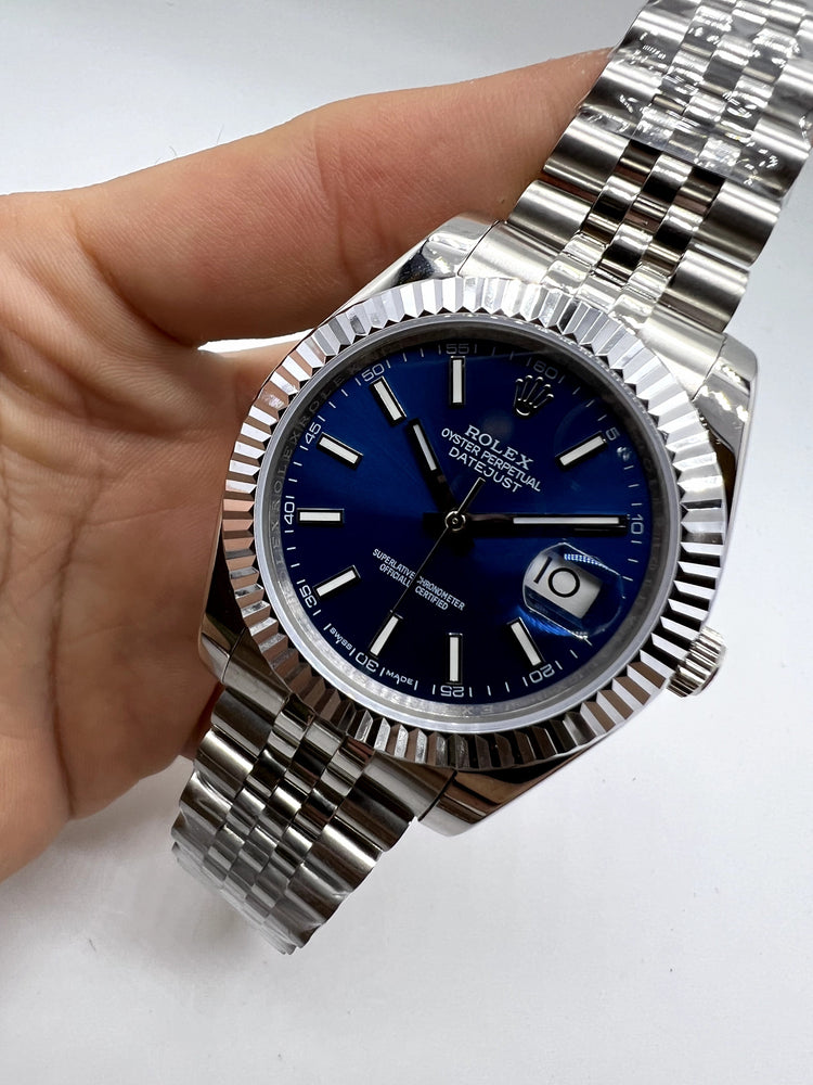 Relógio Rolex Date Just azul com moldura canelada e data, pulseira jubilee prateada