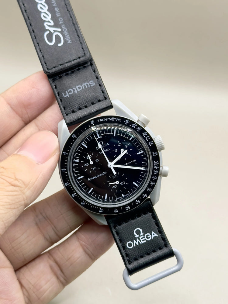 Relógio Omega Swatch MoonSwatch 42 mm com mostrador preto e pulseira de couro preta