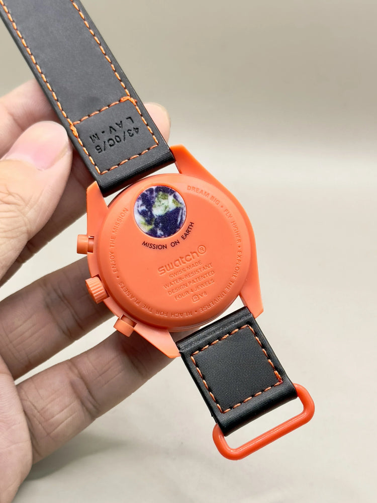 Relógio Omega x Swatch 42mm com caixa laranja e pulseira preta de couro, costura laranja