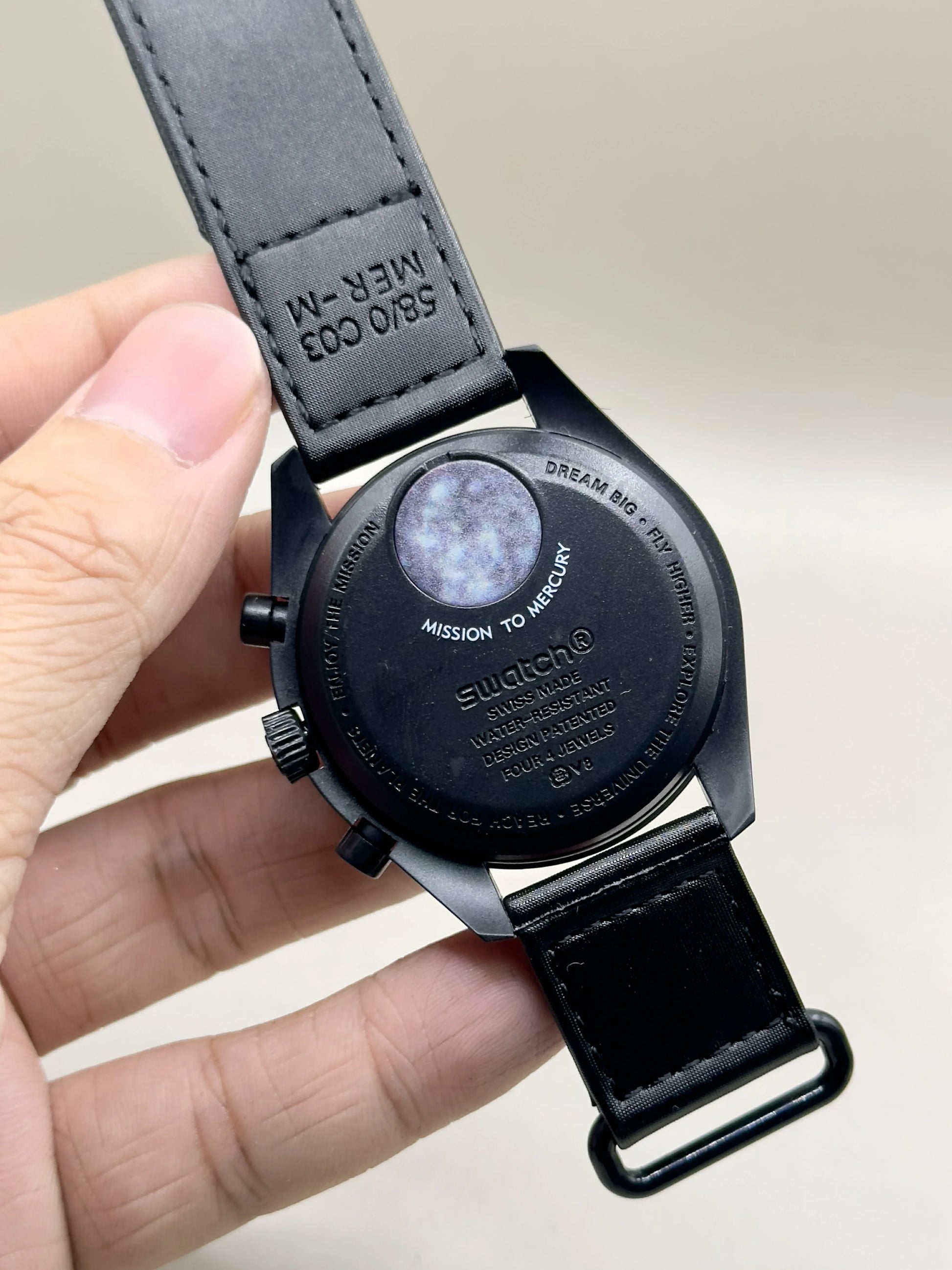 Fundo do relógio Omega Swatch MoonSwatch 42 mm escuro com pulseira cinza