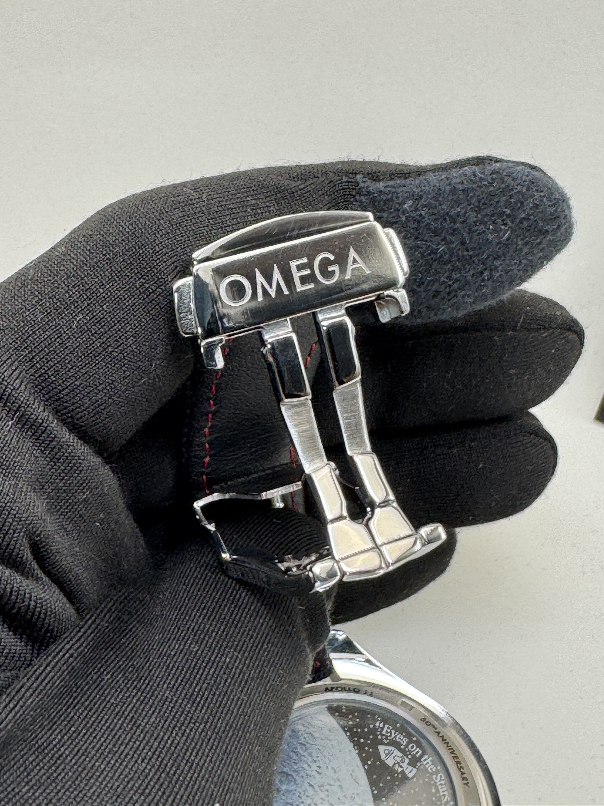 Fecho prateado do relógio Omega Speedmaster com bracelete de tecido azul