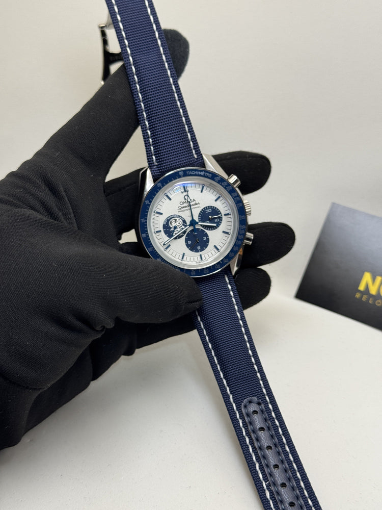 Relógio Omega Speedmaster automático com mostrador claro e bracelete azul