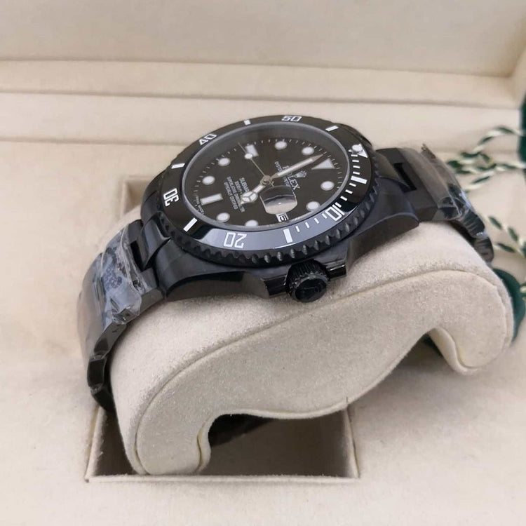 Relógio Submariner Date preto automático visto de lado com pulseira metálica escura