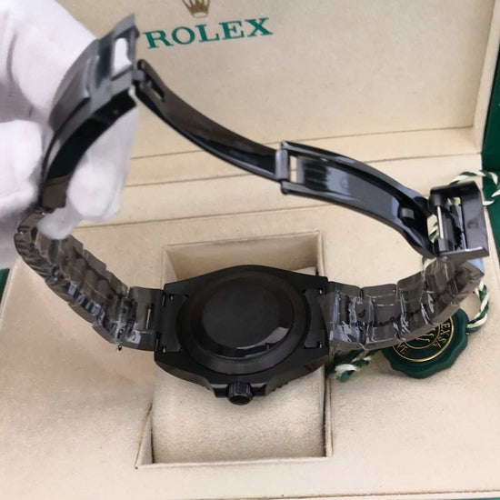 Relógio Submariner Date preto automático visto de baixo com pulseira metálica