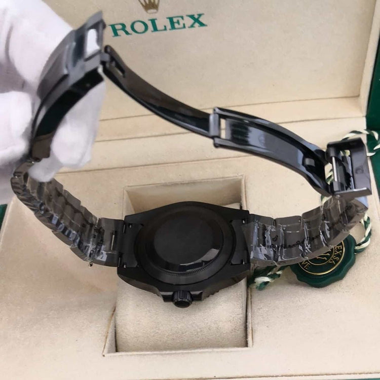 Relógio Submariner Date preto automático visto de baixo com pulseira metálica