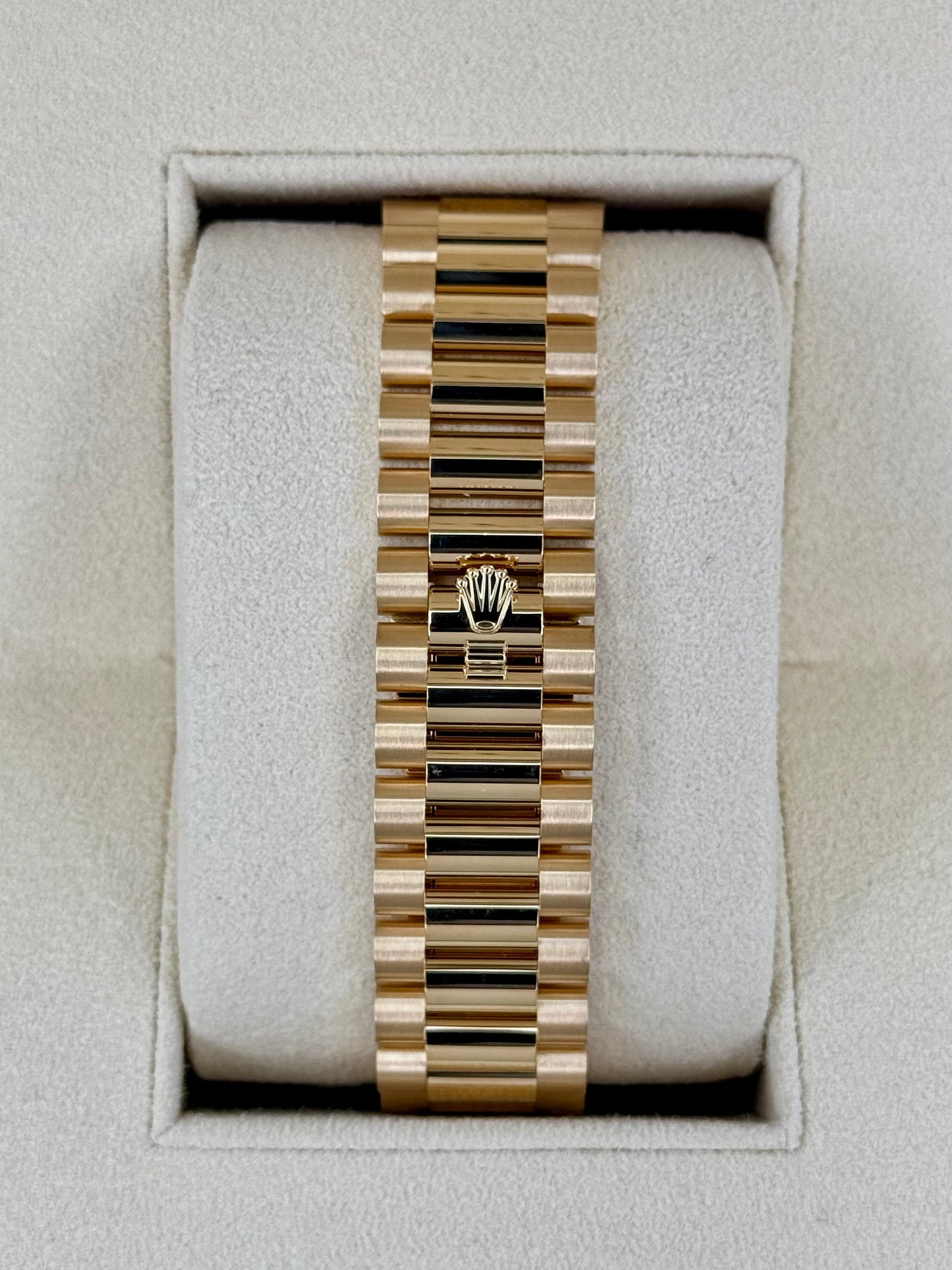 Bracelete de metal dourado do relógio na caixa, vista traseira