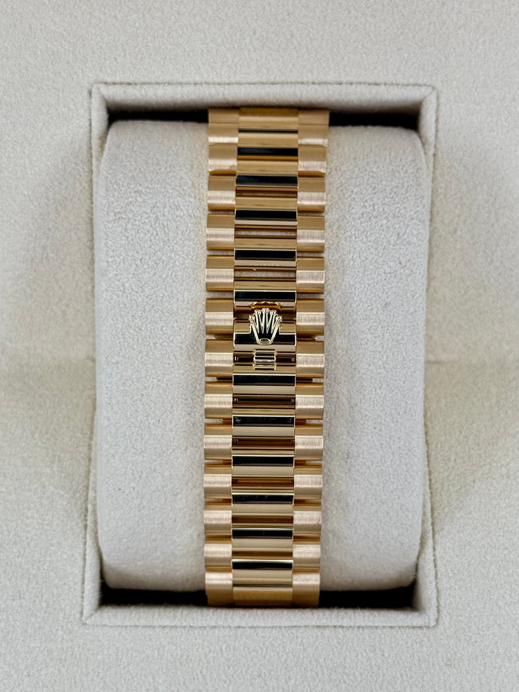Bracelete de metal dourado do relógio na caixa, vista traseira