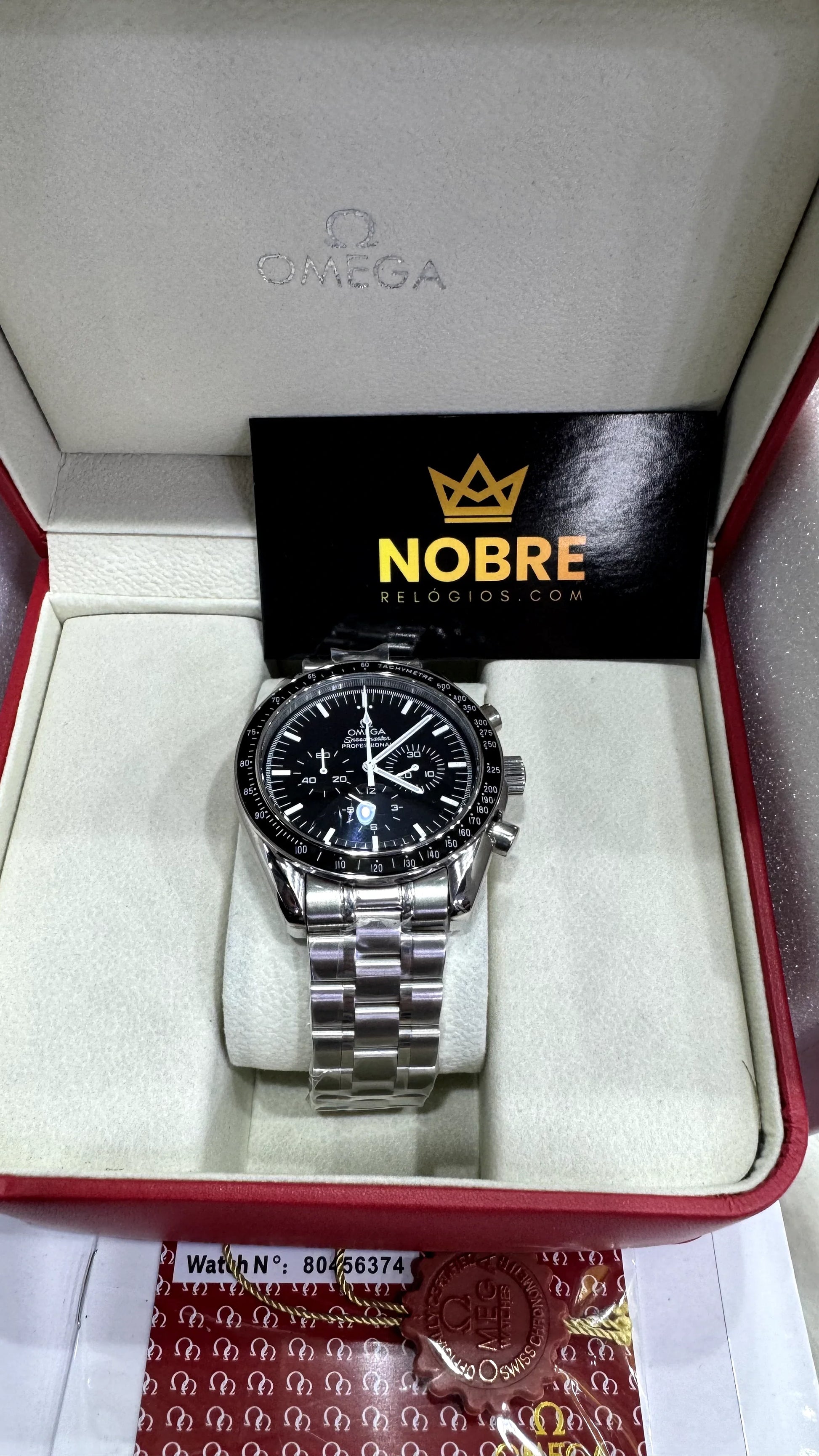 Relógio Omega Speedmaster com mostrador preto em estojo de veludo e pulseira de aço