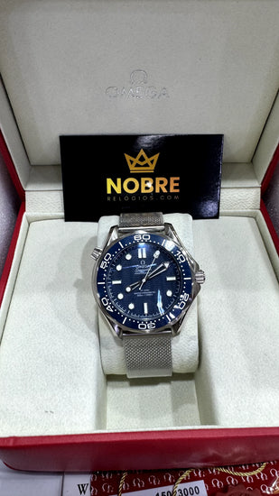 Relógio Omega Seamaster azul com pulseira metálica em apoio branco