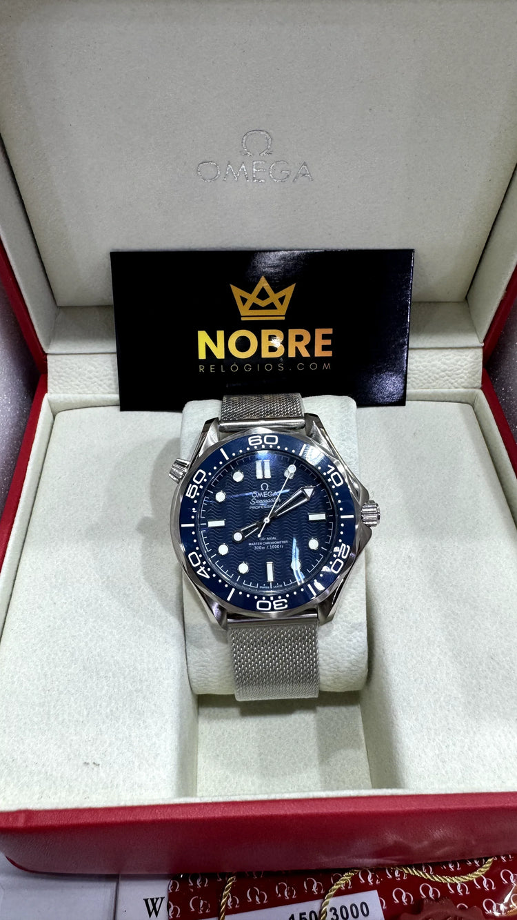 Relógio Omega Seamaster azul com pulseira metálica em apoio branco