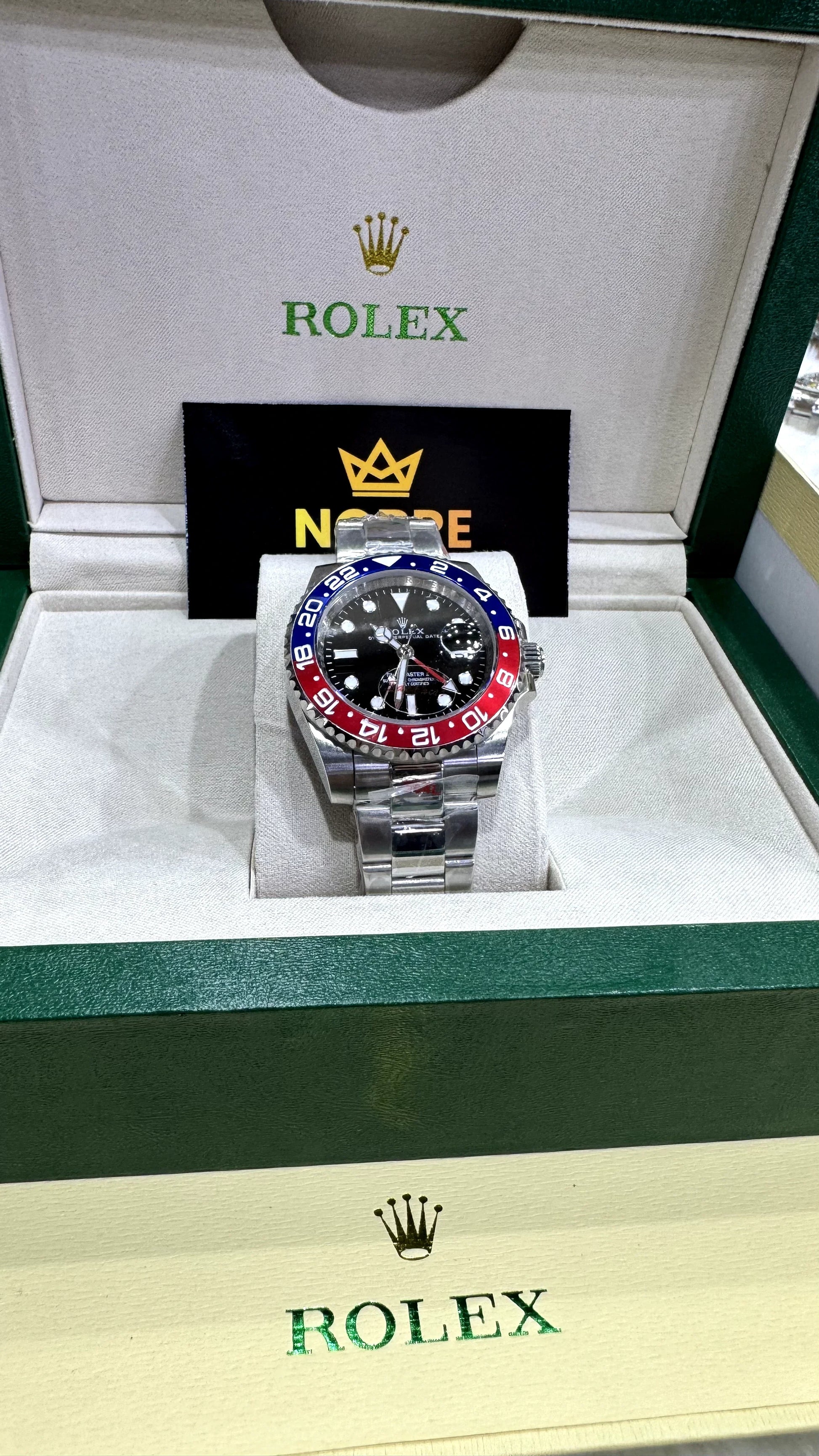 Relógio Rolex com mostrador preto e bezel Pepsi azul/vermelho, pulseira de aço