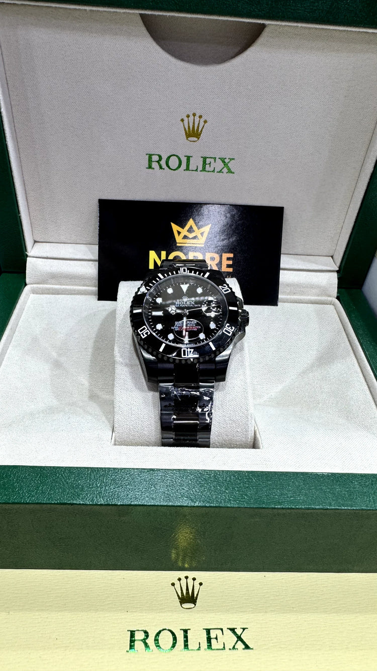 Relógio Submariner Date preto automático com pulseira metálica em caixa de exibição