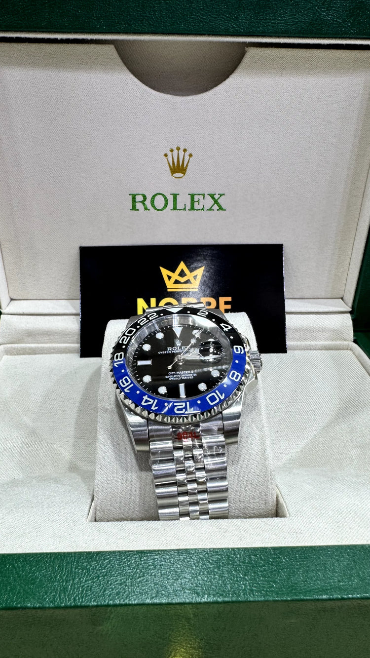 Relógio automático Rolex com mostrador preto e moldura azul, pulseira metálica