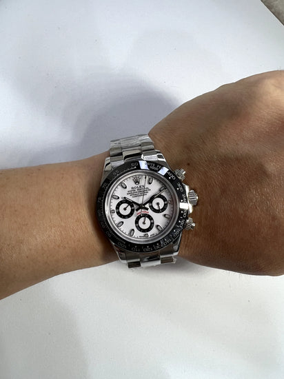 Relógio Rolex automático no pulso com mostrador branco e bezel preta