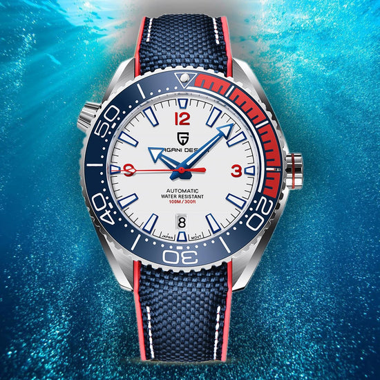 Relógio automático com mostrador branco, aro azul e vermelho, pulseira azul-marinho