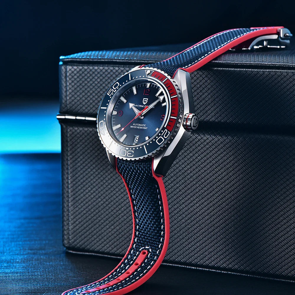 Relógio automático azul com pulseira de tecido azul e detalhes vermelhos, em pé sobre caixa