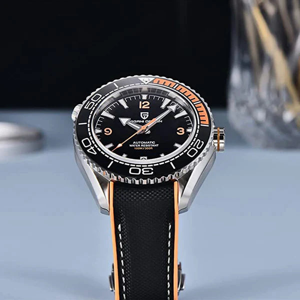 Relógio automático frontal, mostrador preto e pulseira preta com detalhes laranja