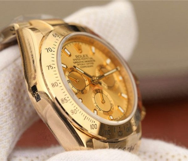 Relógio automático dourado com mostrador creme e pulseira metálica, vista lateral