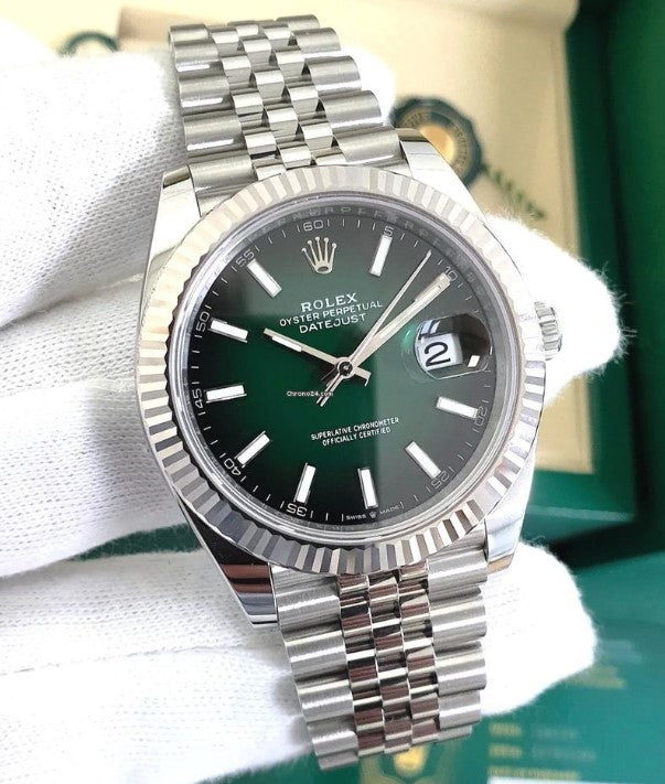 Relógio Rolex Datejust com mostrador verde, marcadores e ponteiros, pulseira Jubilee de aço