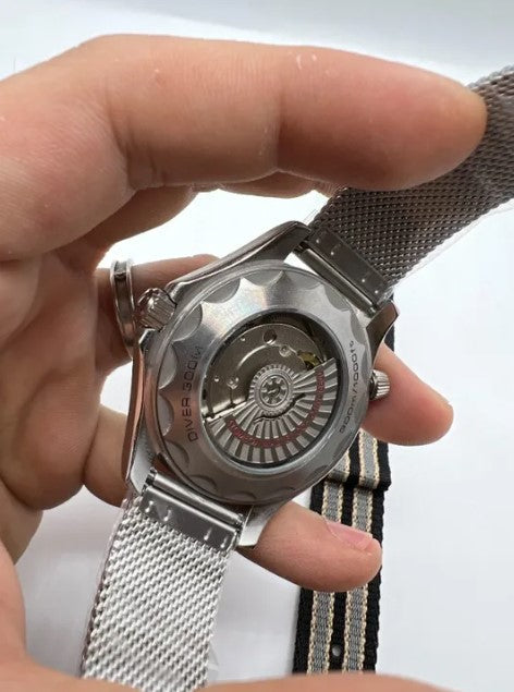 Relógio Omega com fundo em aço e pulseira de malha; fecho com fivela retangular