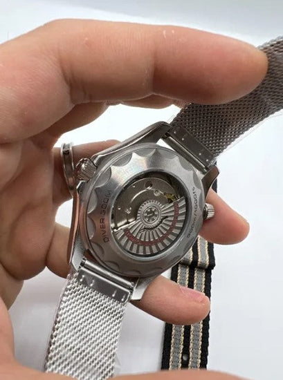 Relógio Omega com fundo em aço e pulseira de malha; fecho com fivela retangular