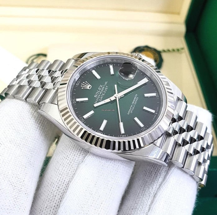 Relógio Rolex Datejust em aço com mostrador verde, luneta canelada e pulseira Jubilee