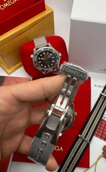 Relógio Seamaster Diver 300 com caixa prateada e pulseira de malha metálica