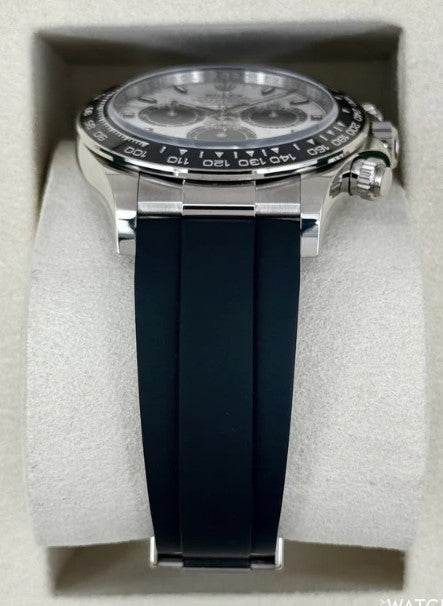 Relógio automático com pulseira azul, caixa de aço e vista traseira