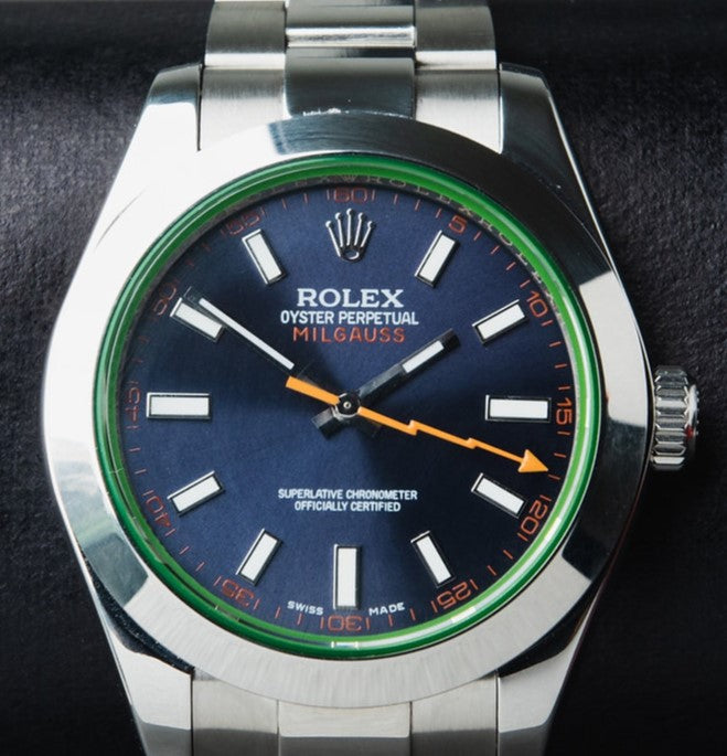 Relógio Rolex Milgauss com mostrador preto, marcadores brancos e luneta verde