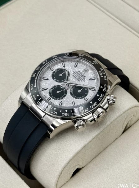 Relógio com bezel e coroa, pulseira azul e mostrador cinza com submostradores