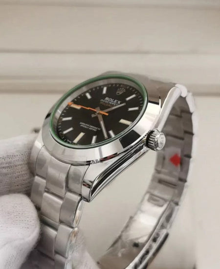 Relógio Rolex Milgauss com caixa de aço e mostrador preto com luneta verde