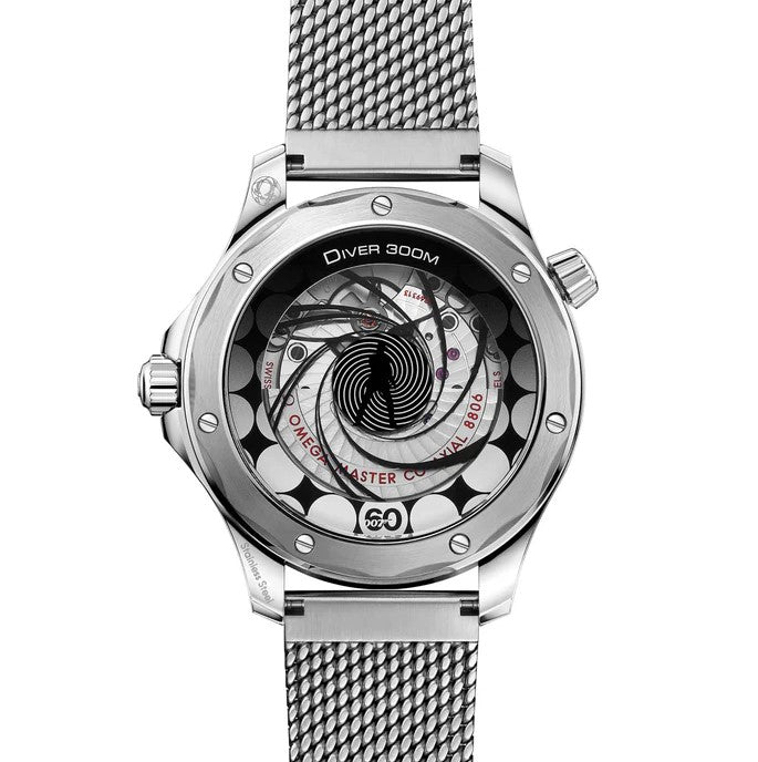 Relógio Omega Seamaster Diver 300M com mostrador traseiro aberto e pulseira de aço em malha