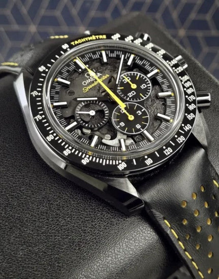Relógio Omega com mostrador preto e ponteiros amarelos, detalhes do cronógrafo