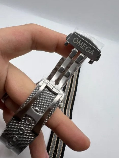 Fecho da pulseira do relógio Omega com alça metálica e fivela
