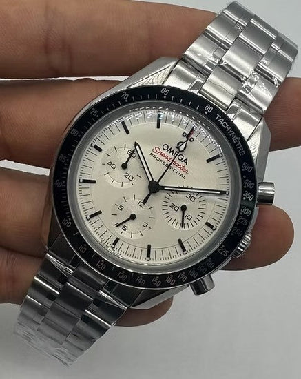 Relógio Omega Speedmaster Moonwatch branco automático com luneta preta e mostrador branco