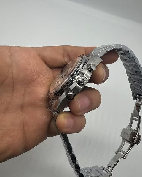 Relógio Omega Speedmaster Moonwatch com coroa lateral e caixa prateada na pulseira