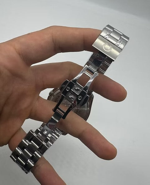 Relógio Omega Speedmaster Moonwatch com fecho de pulseira metálico e elos prateados
