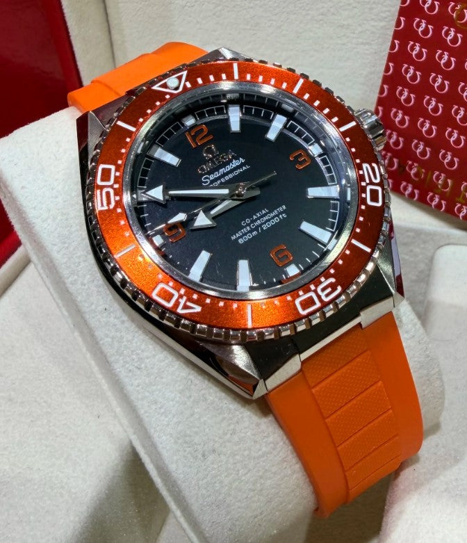 Relógio Omega Seamaster Planet Ocean automático com pulseira laranja e mostrador preto