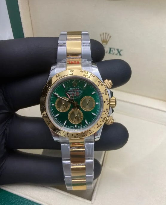 Relógio Rolex Daytona bicolor aço e ouro com mostrador verde e botões laterais