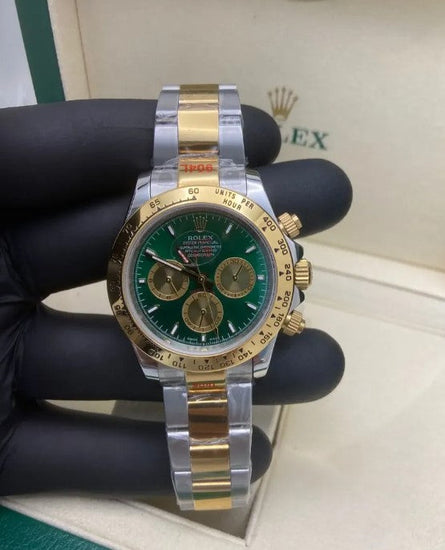 Relógio Rolex Daytona bicolor aço e ouro com mostrador verde e botões laterais