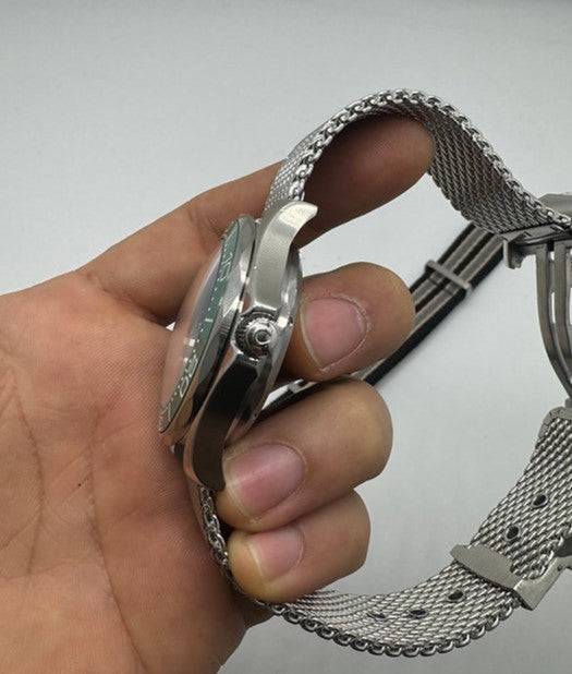 Relógio Omega Seamaster Diver 300M em aço, vista lateral com coroa e pulseira de malha