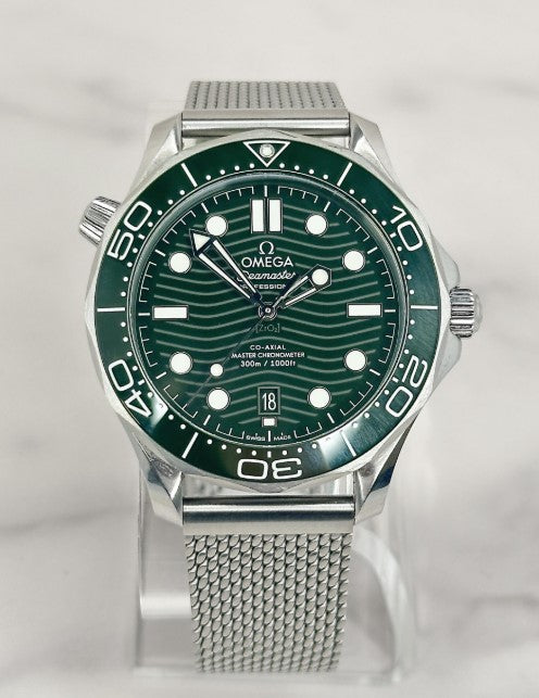 Relógio Omega Seamaster Diver 300M verde com pulseira de aço malha e bezel com marcações