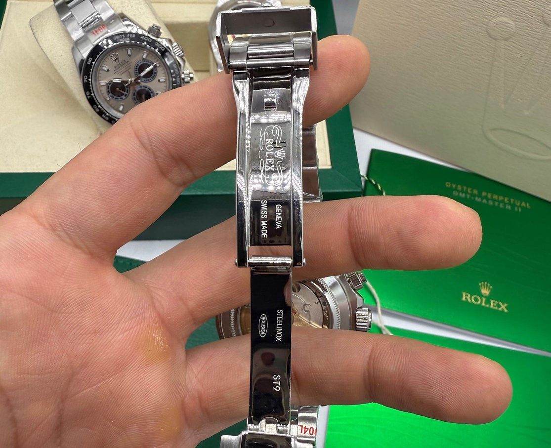 Relógio Daytona com vista lateral do fecho e fundo traseiro, pulseira em aço