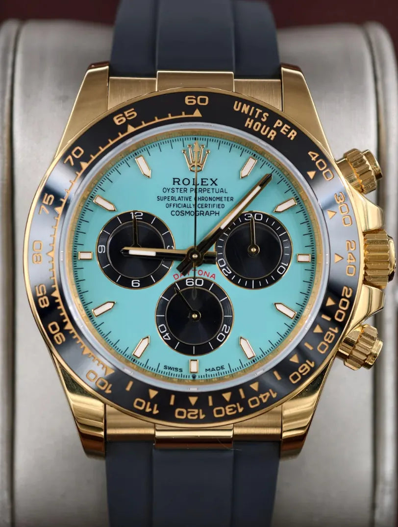 Relógio Rolex Daytona automático com mostrador azul e marcadores dourados, pulseira azul.