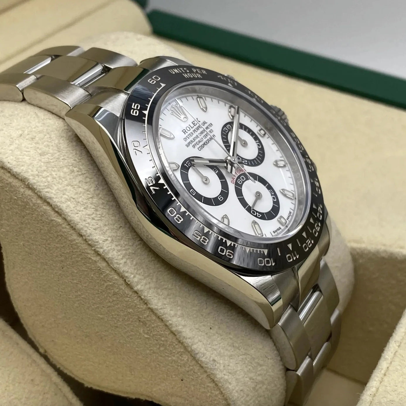 Relógio Rolex automático com pulseira de aço e mostrador branco com contadores pretos
