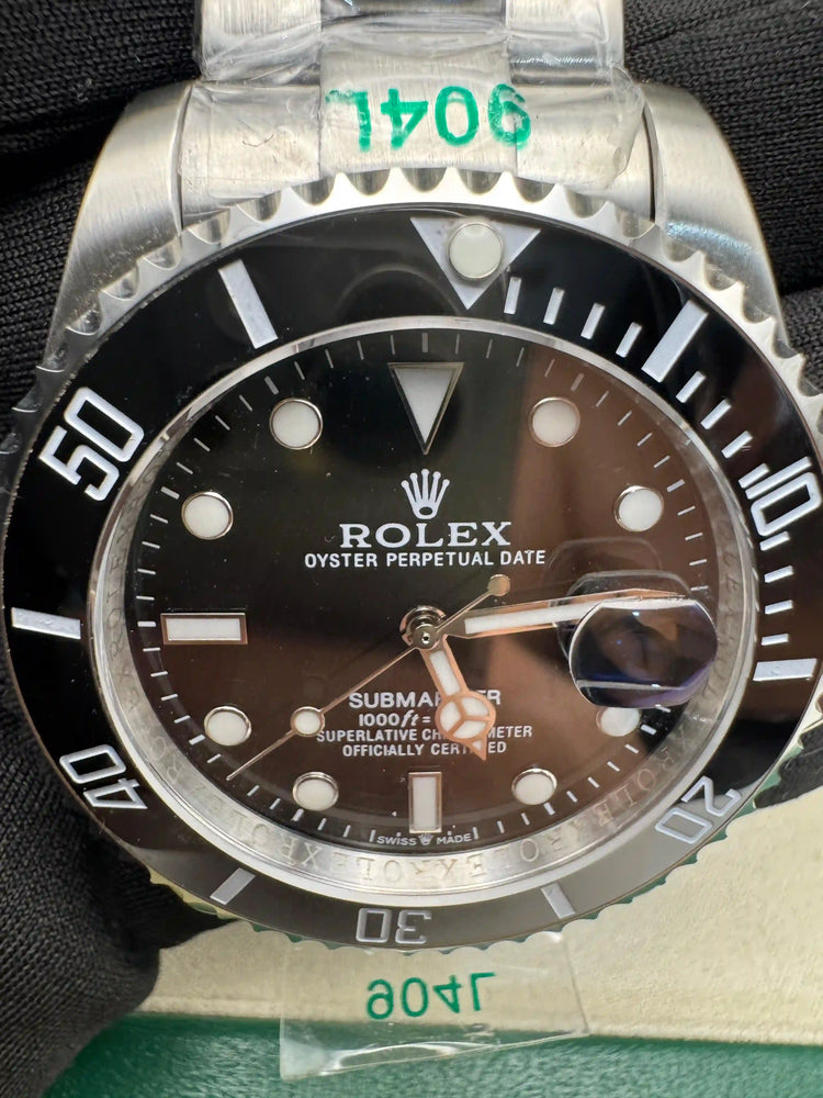 Relógio Rolex Submariner Date automático com mostrador preto e marcadores no aro