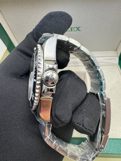 Parte traseira de relógio Rolex em aço, com tampa e pulseira sobre suporte
