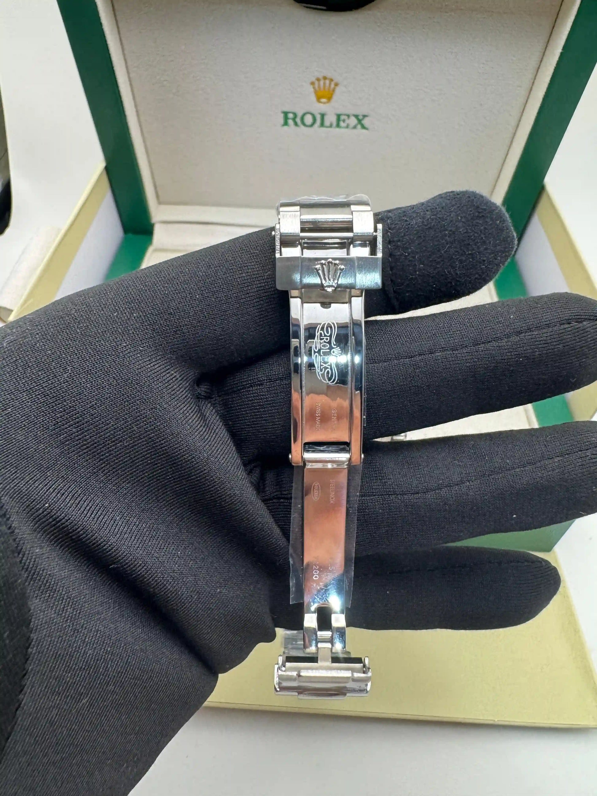 Relógio Rolex Submariner fecho com logotipo, pulseira de aço, vista traseira